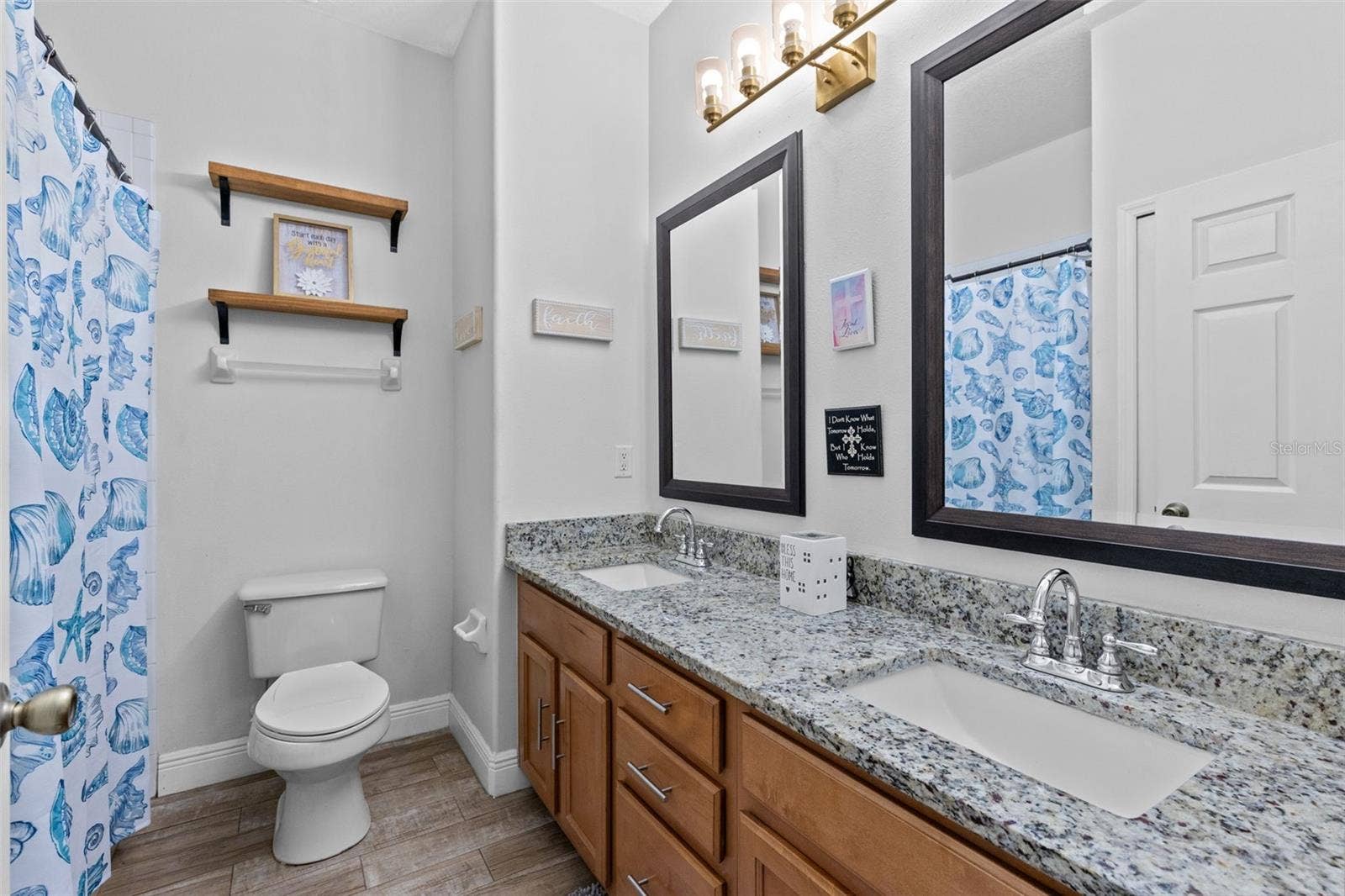 10337 ANDOVER POINT CIRCLE, Orlando, FL 32825 2nd bathroom with double vanity and shower with tub