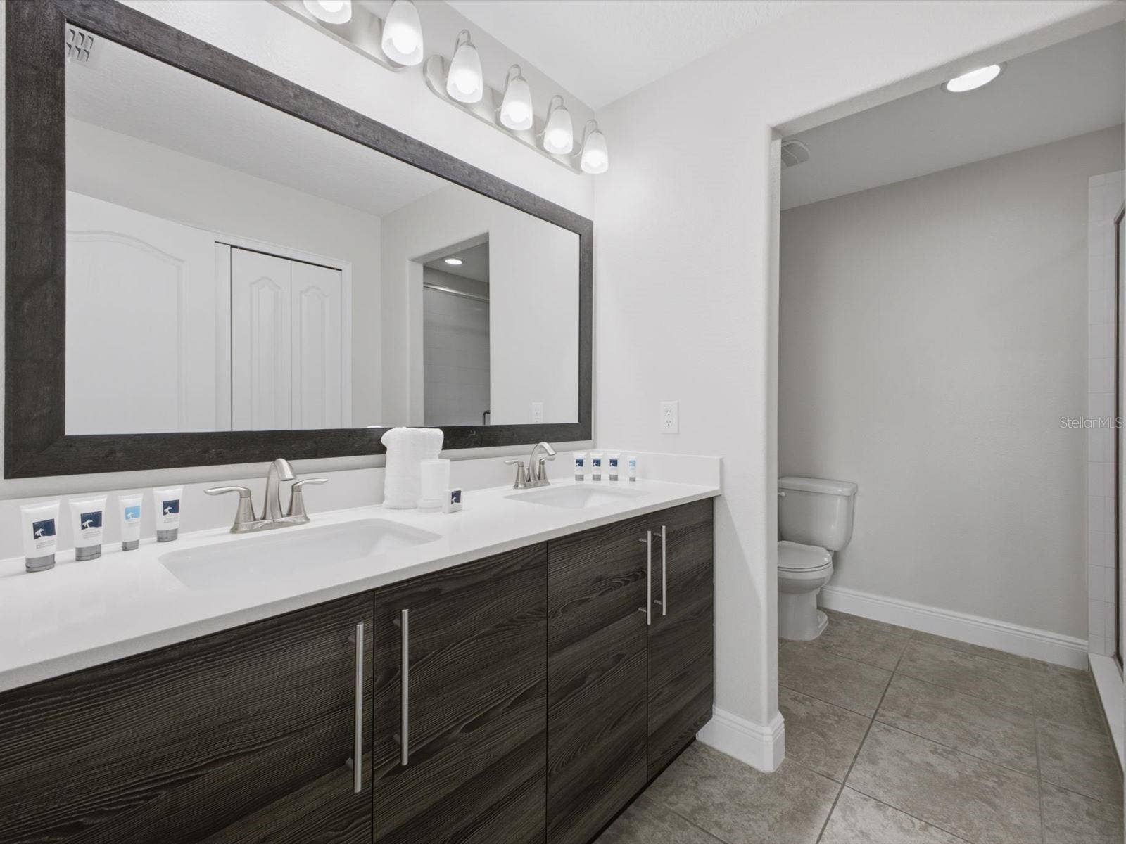 Upstairs ensuite bathroom 2