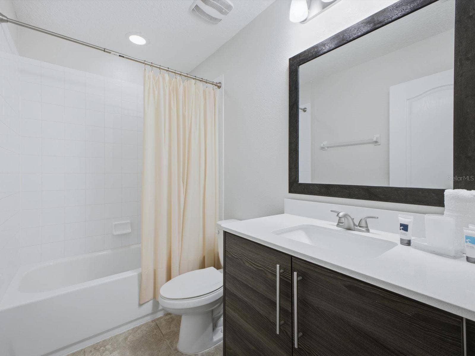 Upstairs ensuite bathroom 3