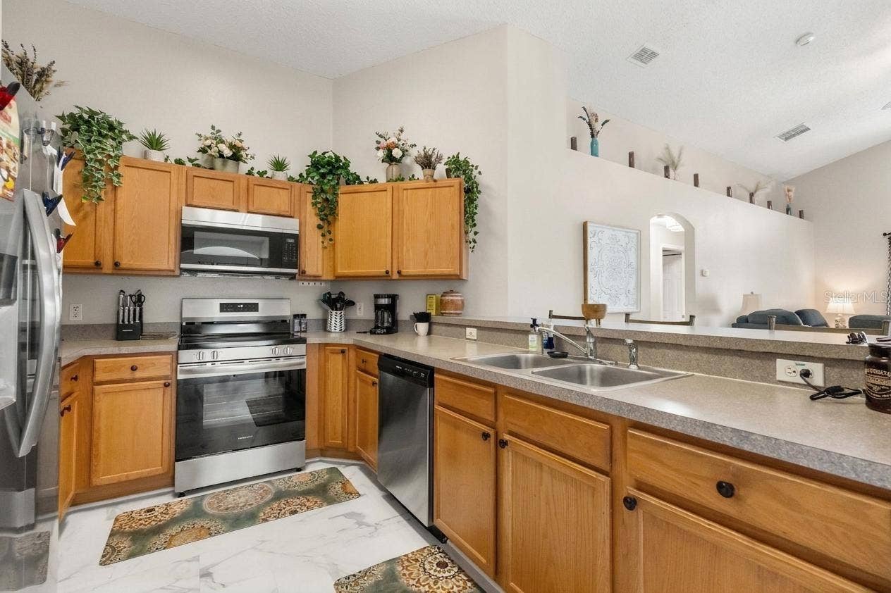 551 MAJESTY DRIVE, Davenport, FL 33837 New stainless steel appliances