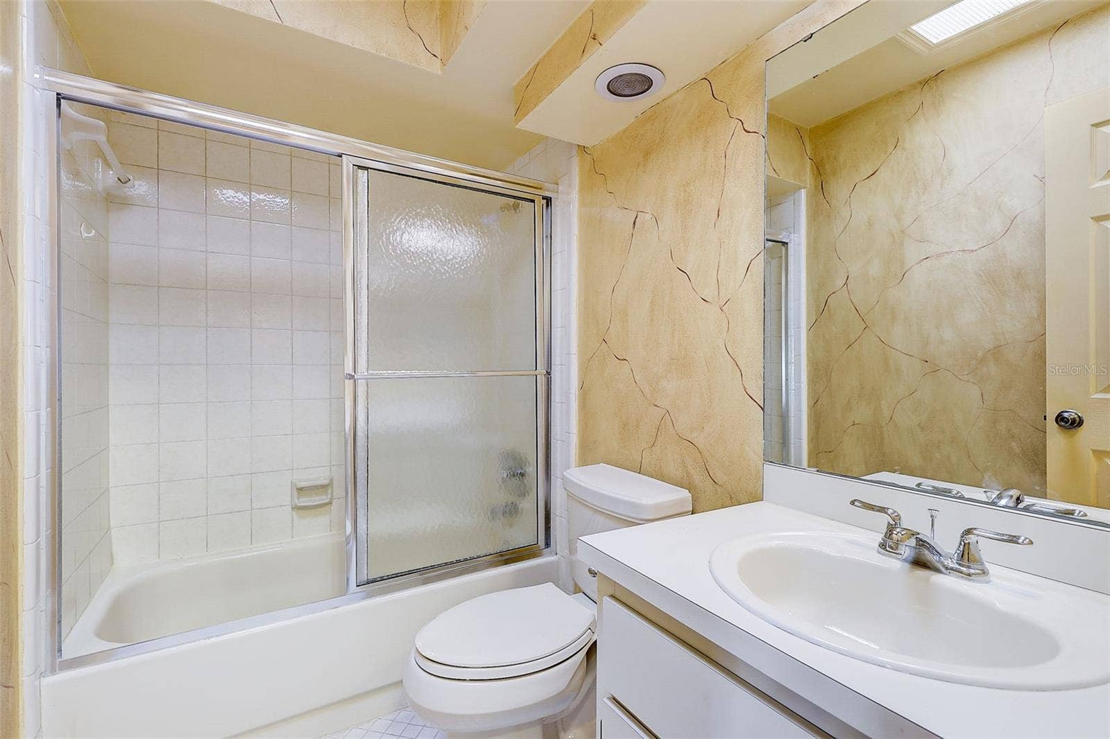 Upstairs 2nd bathroom