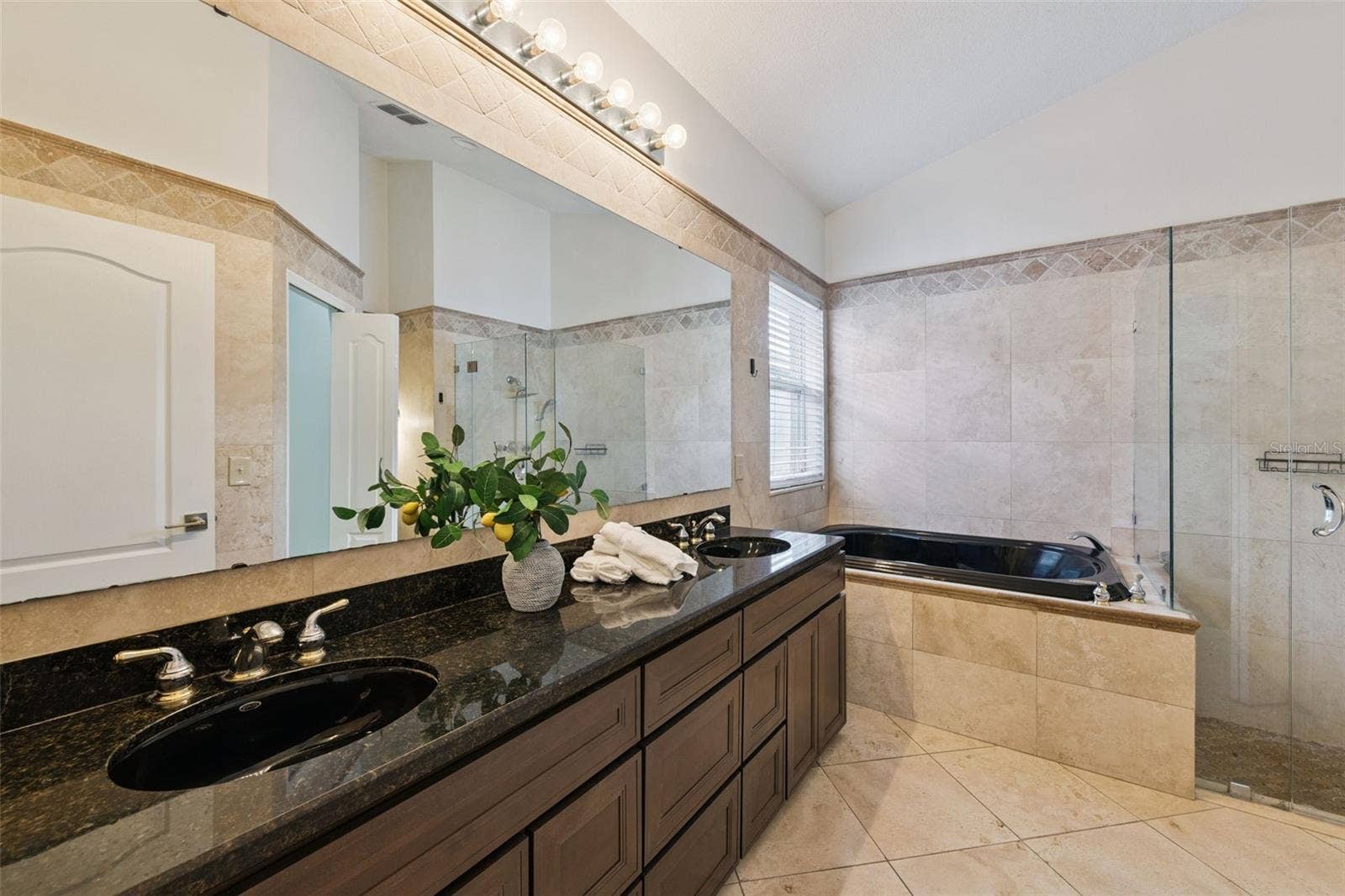 13714 HUNTWICK DRIVE, Orlando, FL 32837 En-suite bathroom in primary bedroom