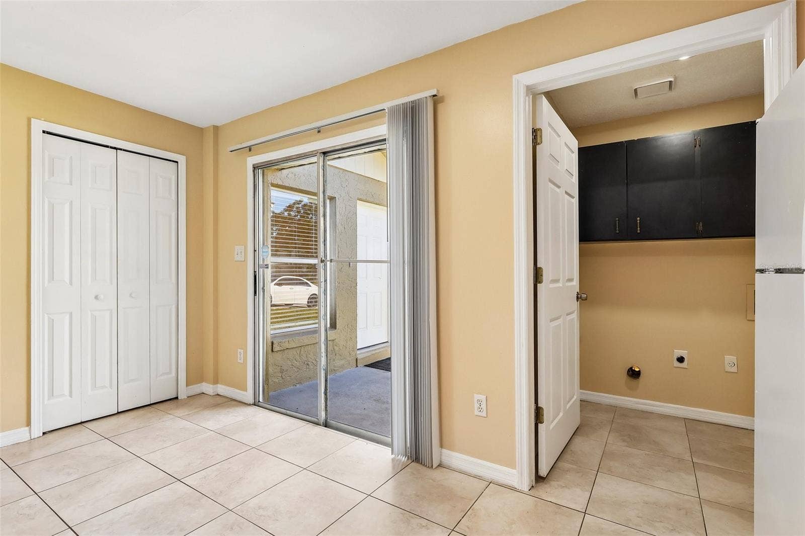 10031 PORTALE AVENUE, Orlando, FL 32825 Breakfast nook has sliding glass door access to the front patio.