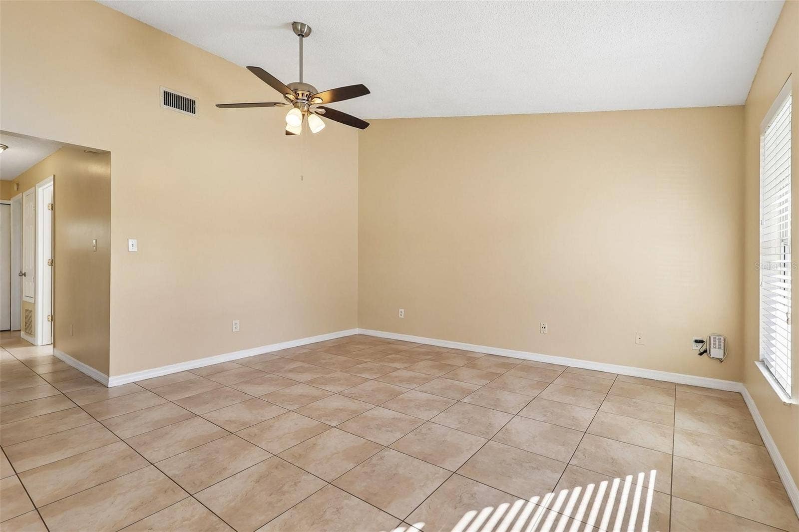 10031 PORTALE AVENUE, Orlando, FL 32825 Living Room.