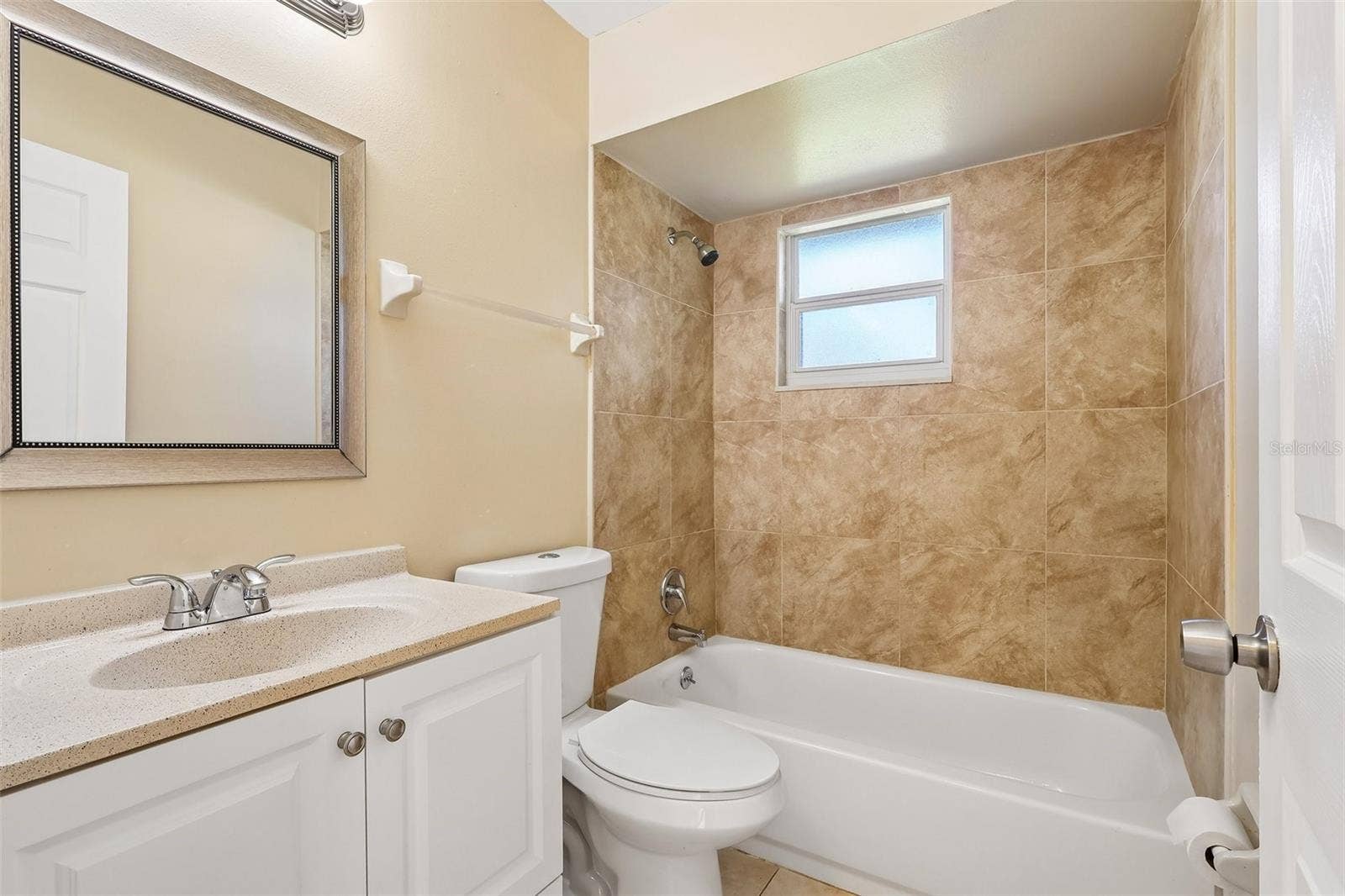 10031 PORTALE AVENUE, Orlando, FL 32825 Second full bath.