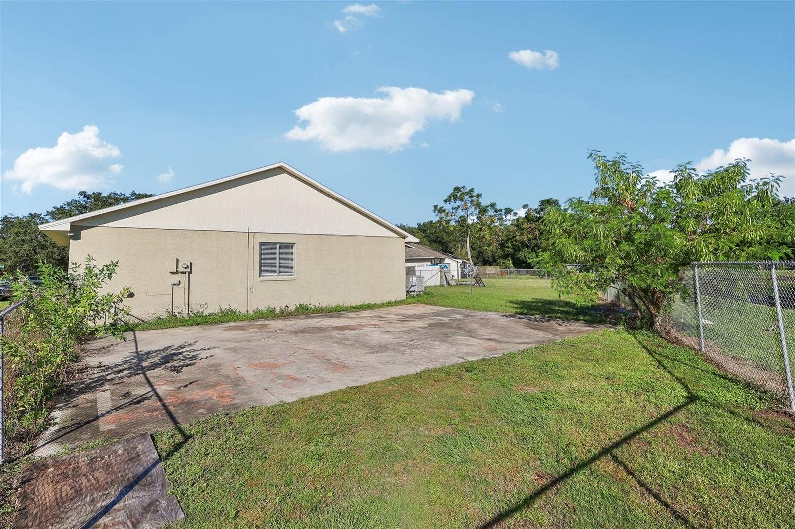 10031 PORTALE AVENUE, Orlando, FL 32825 Additional parking at the side of the home.