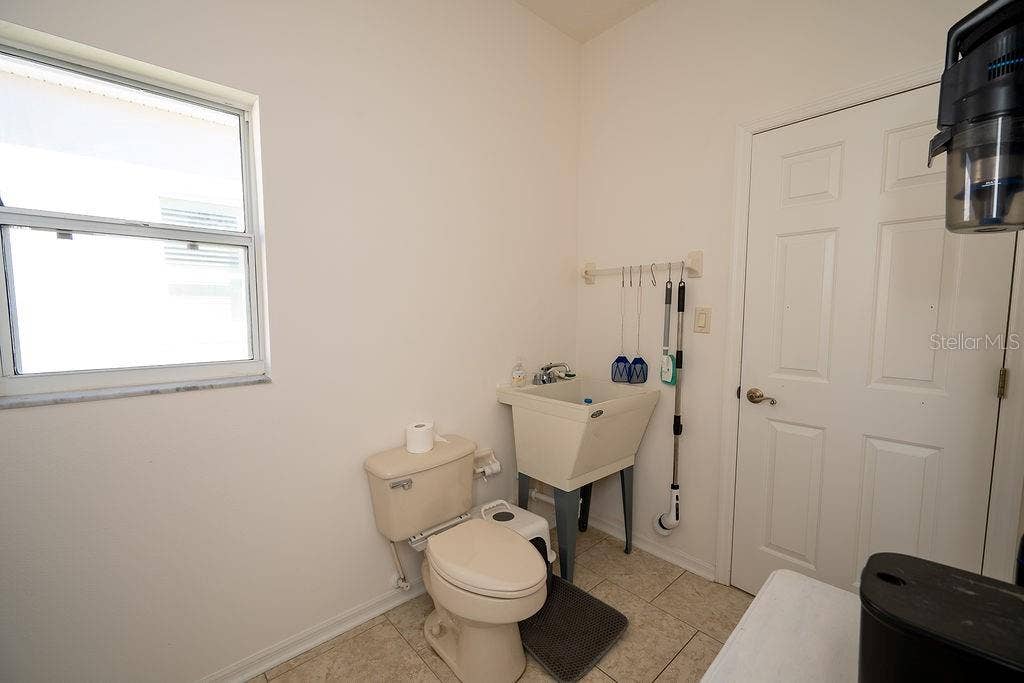 4608 NOTTOWAY DRIVE, Leesburg, FL 34748 half bath in the laundry