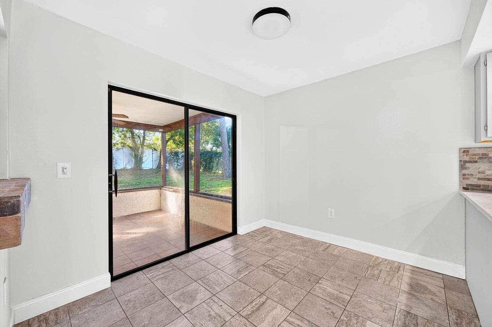 1110 PINE OAKS COURT, Apopka, FL 32712 Light filled breakfast nook.
