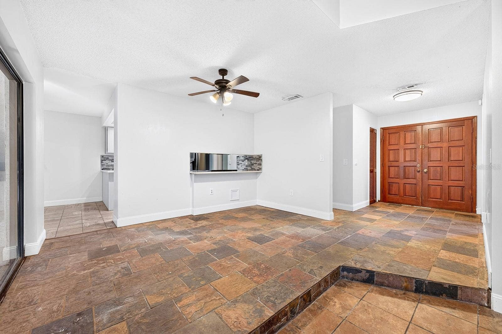 1110 PINE OAKS COURT, Apopka, FL 32712 Foyer, dining area.
