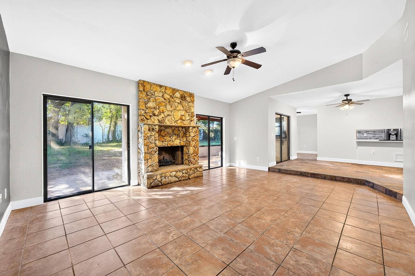 1110 PINE OAKS COURT, Apopka, FL 32712 Spacious living area.