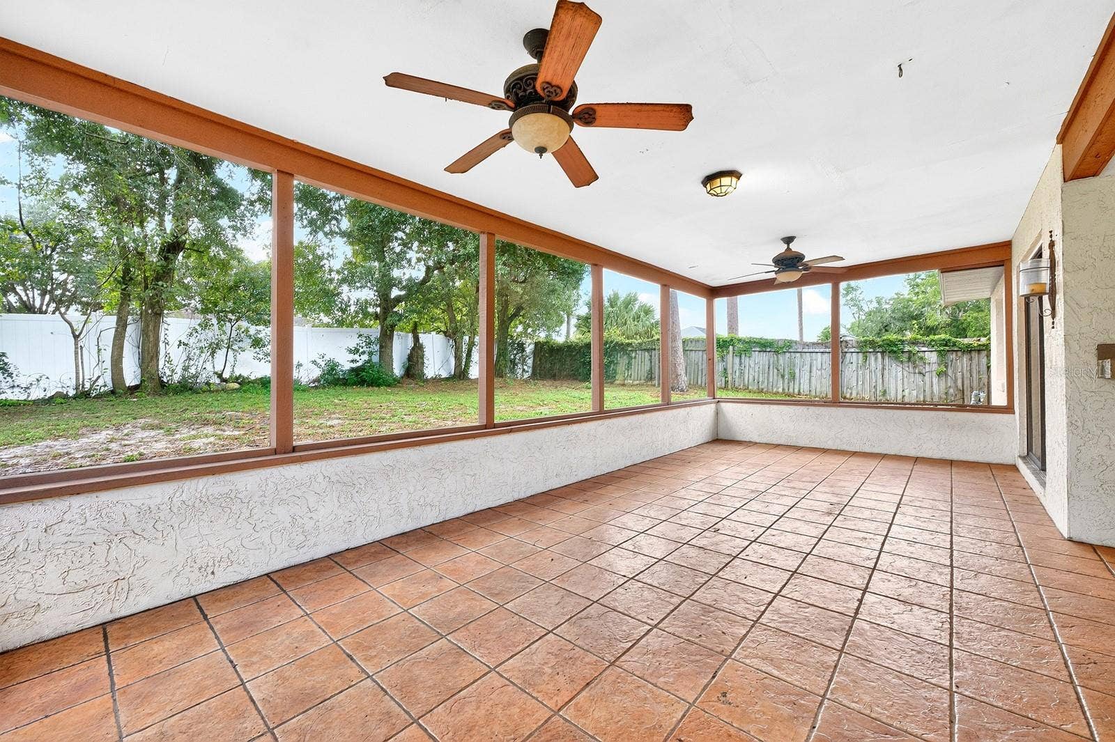 1110 PINE OAKS COURT, Apopka, FL 32712 Large screened lanai.