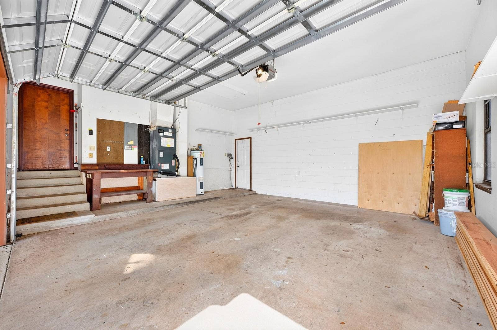 1110 PINE OAKS COURT, Apopka, FL 32712 2-car garage.