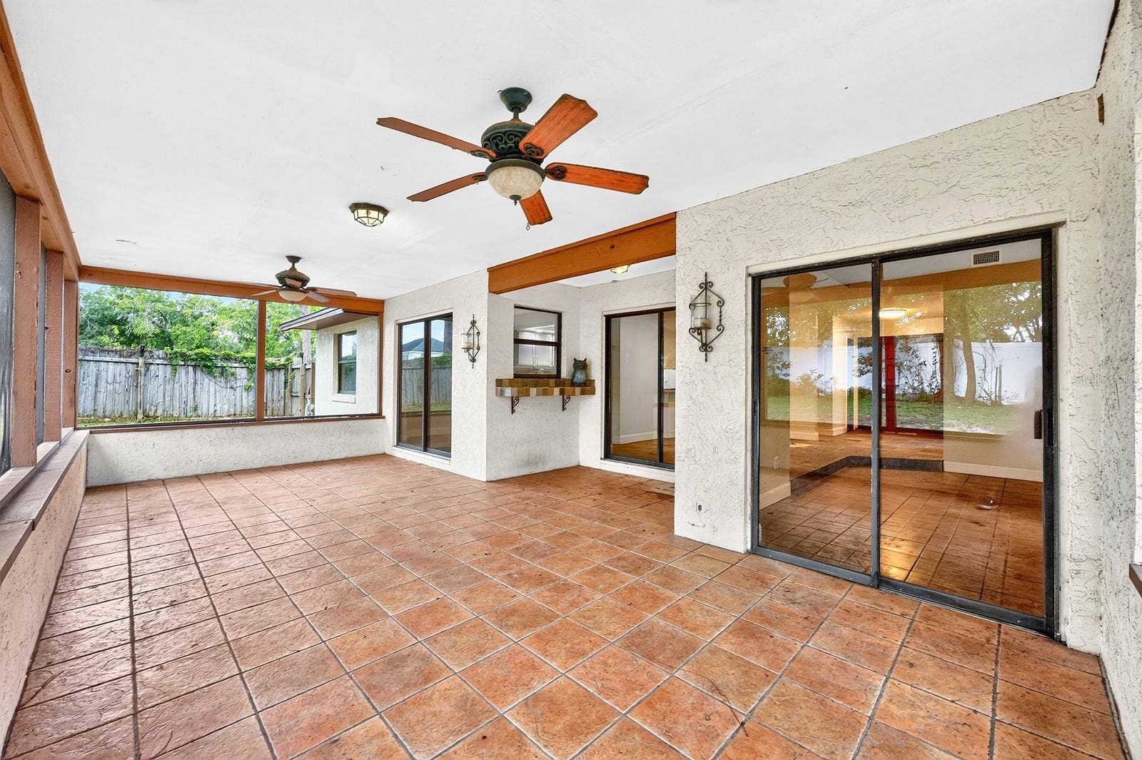 1110 PINE OAKS COURT, Apopka, FL 32712 Large screened lanai.