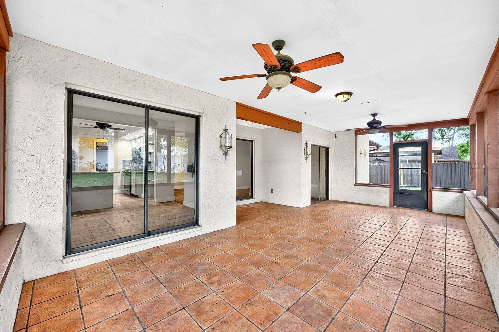 1110 PINE OAKS COURT, Apopka, FL 32712 Large screened lanai.