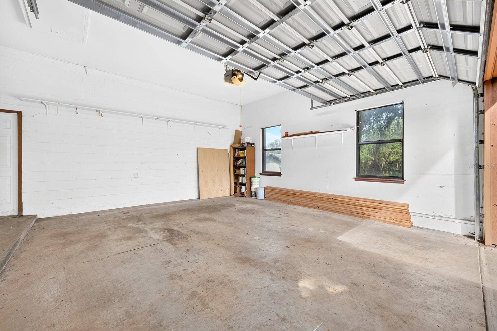 1110 PINE OAKS COURT, Apopka, FL 32712 2-car garage.