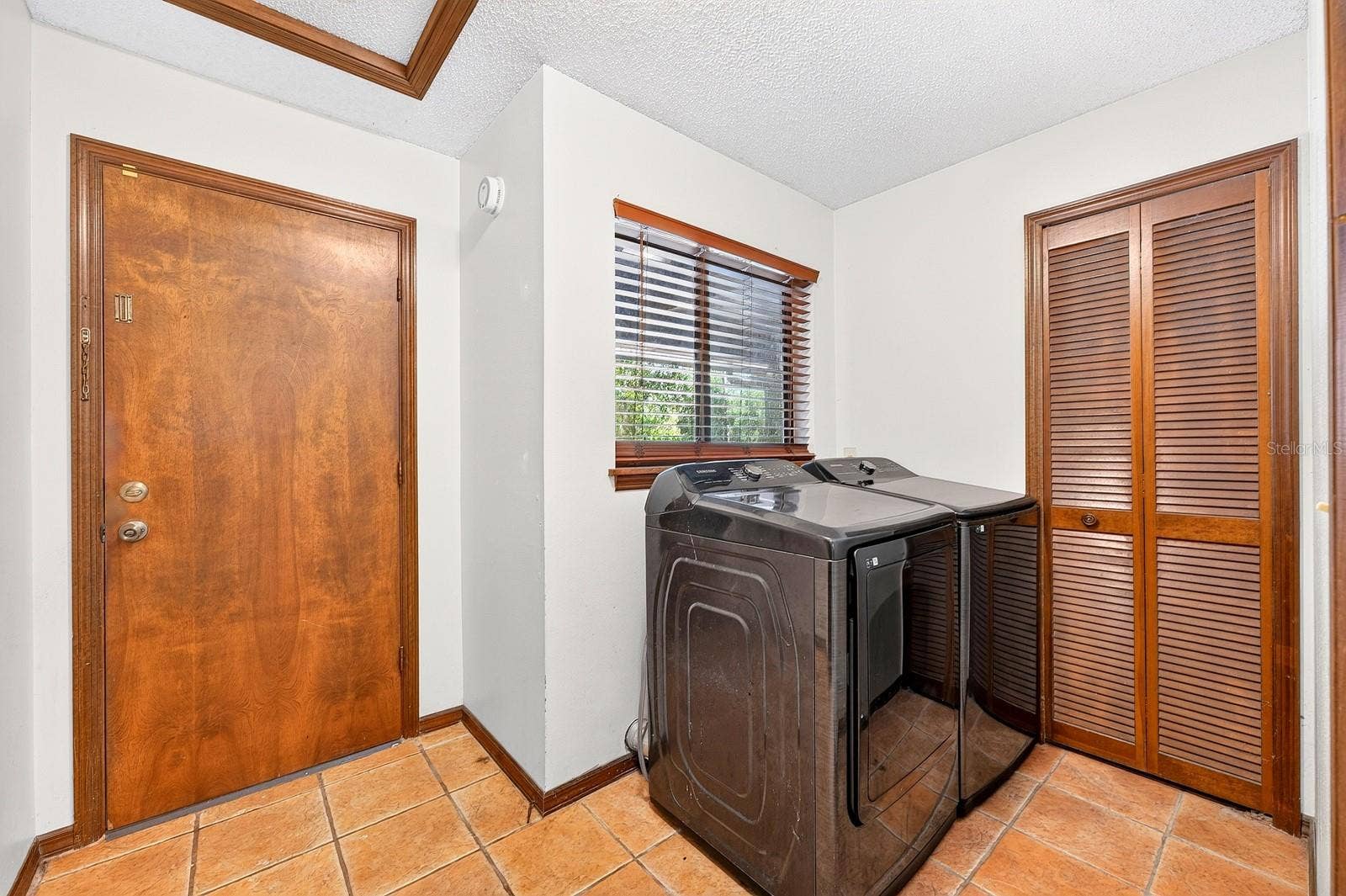 1110 PINE OAKS COURT, Apopka, FL 32712 Laundry Room.