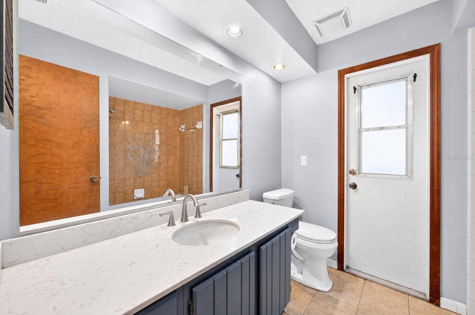 1110 PINE OAKS COURT, Apopka, FL 32712 Second full bath has exterior access.