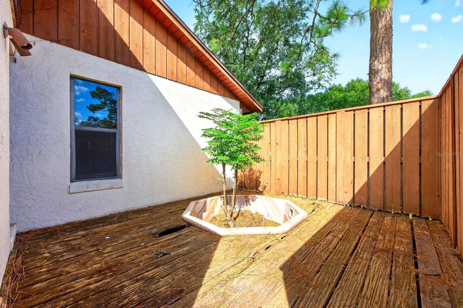 1110 PINE OAKS COURT, Apopka, FL 32712 Private Deck.