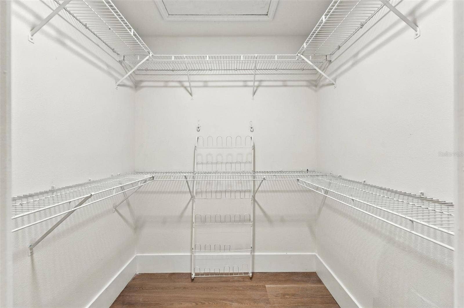 Hers closet primary