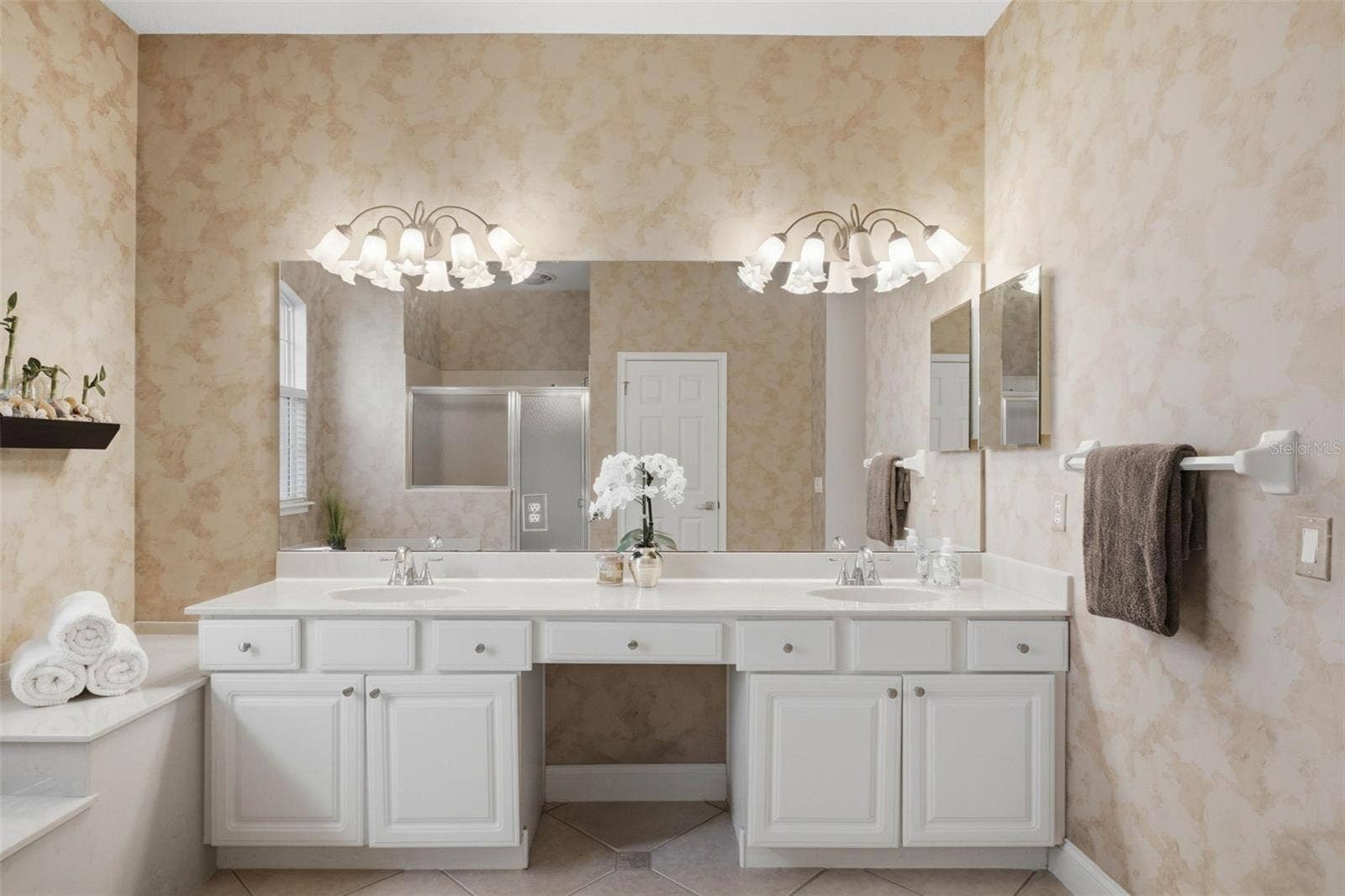 11025 LAKE KATHERINE CIRCLE, Clermont, FL 34711 Double vanity