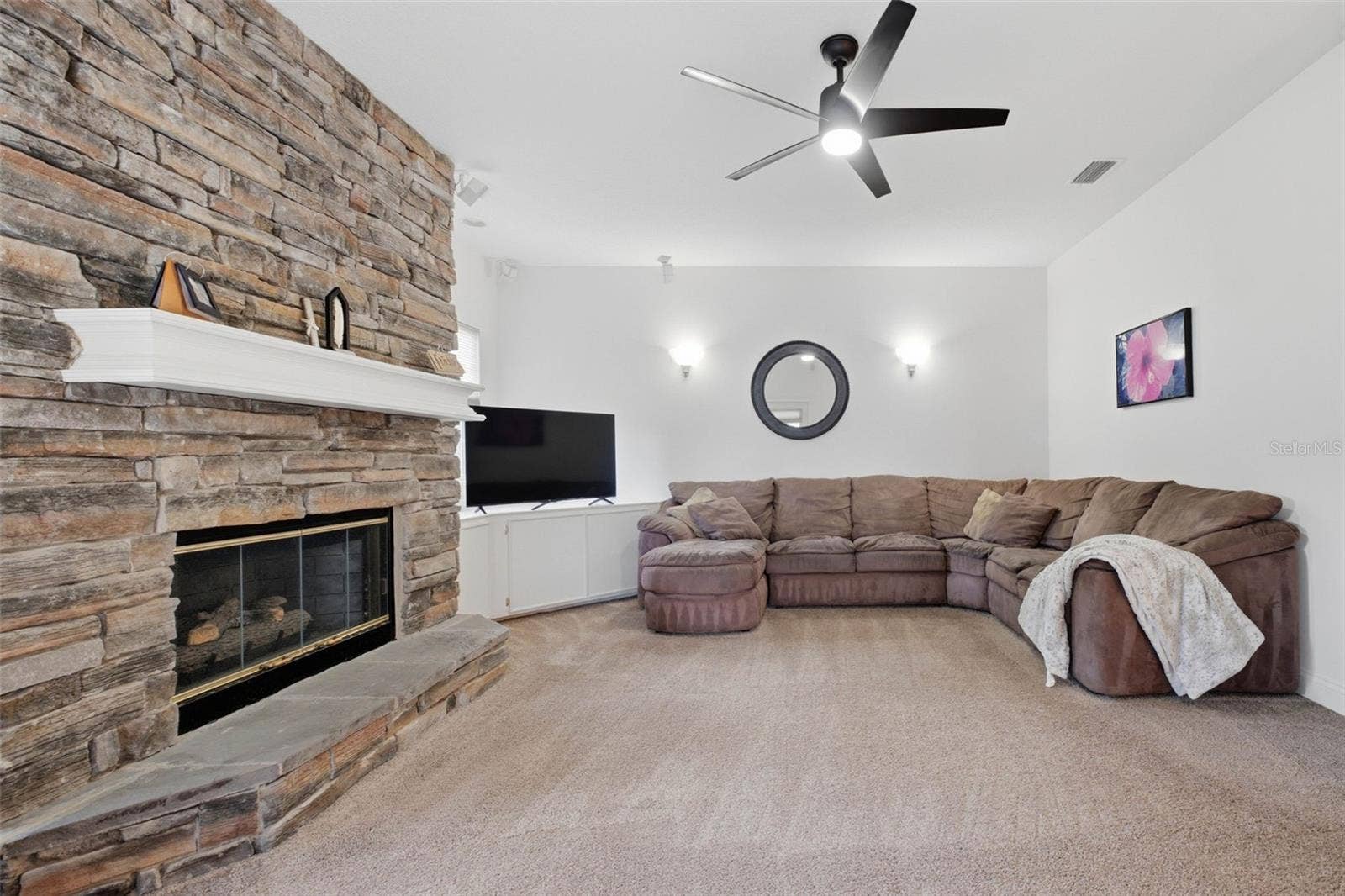 11025 LAKE KATHERINE CIRCLE, Clermont, FL 34711 Family room with surround sound
