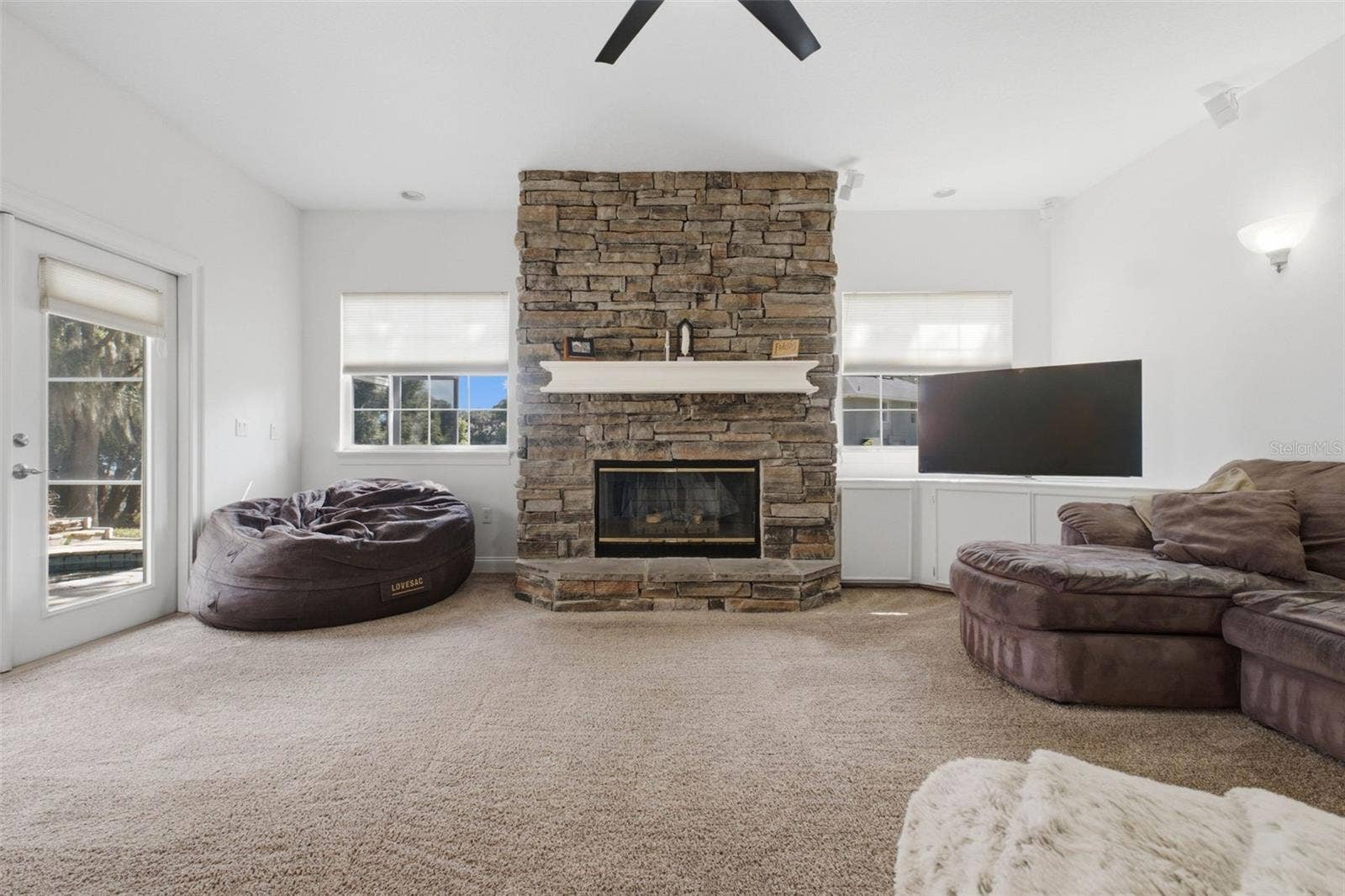 11025 LAKE KATHERINE CIRCLE, Clermont, FL 34711 Family room with surround sound