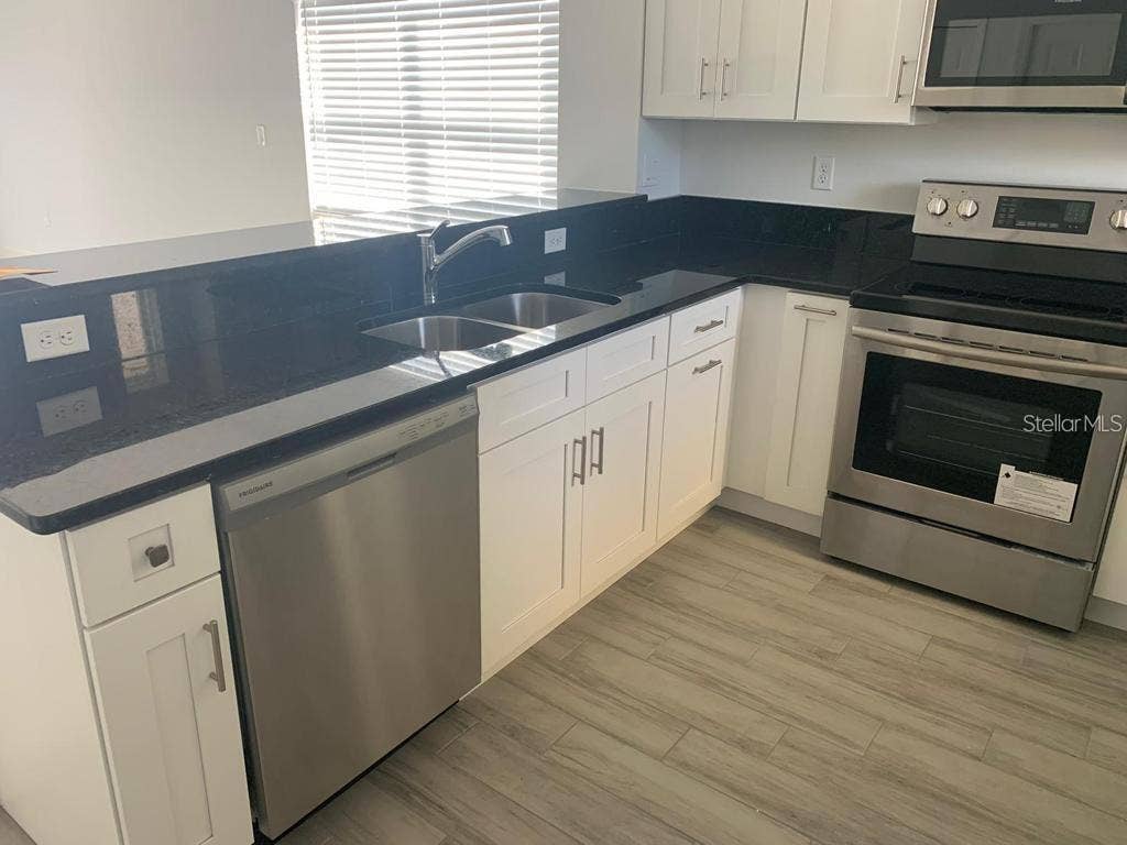 633 LAKE SHORE PARKWAY, Davenport, FL 33896