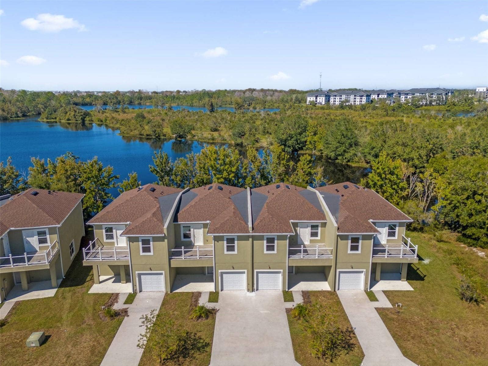 452 LAKE SHORE PARKWAY, Davenport, FL 33896
