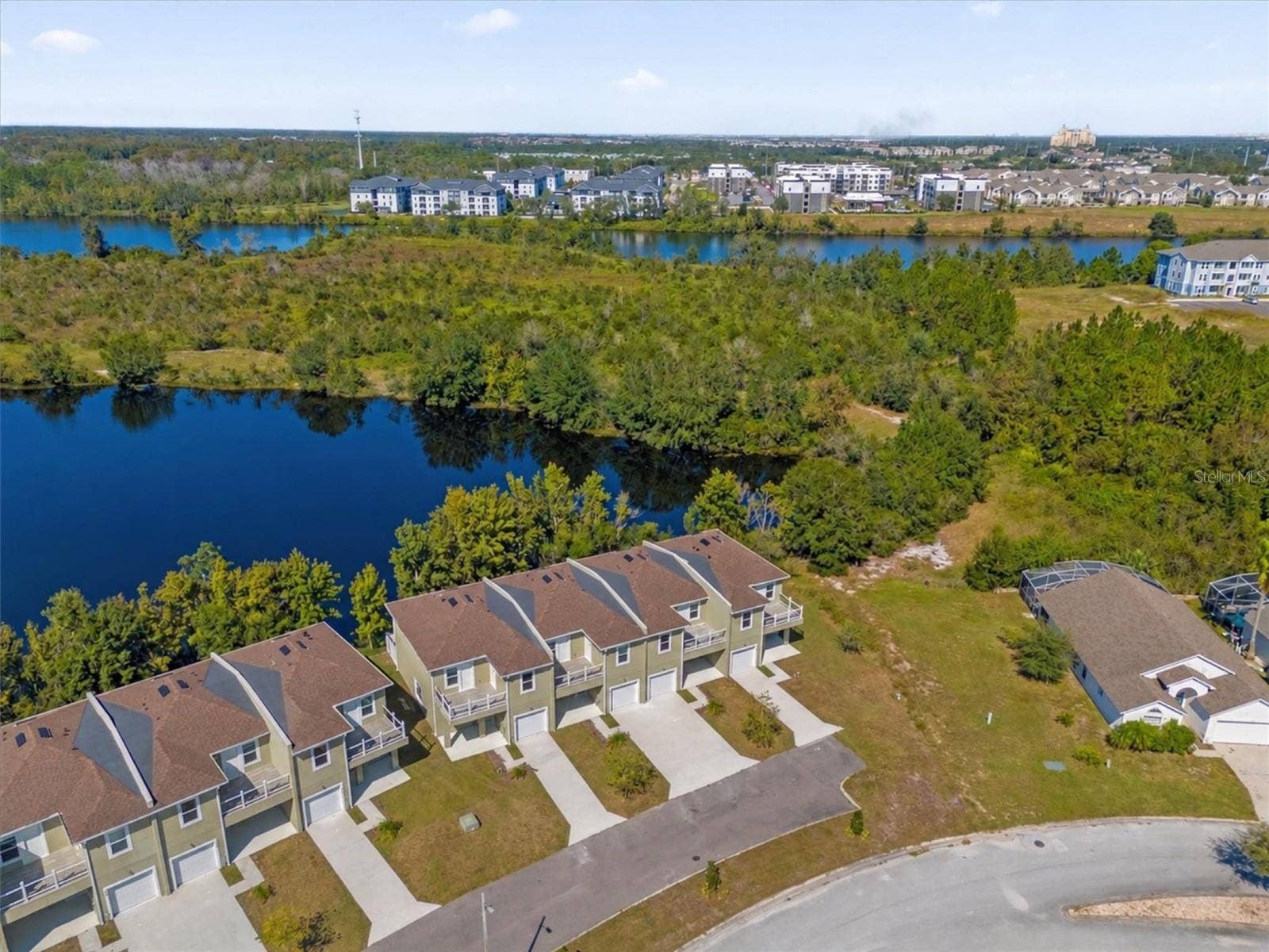 452 LAKE SHORE PARKWAY, Davenport, FL 33896