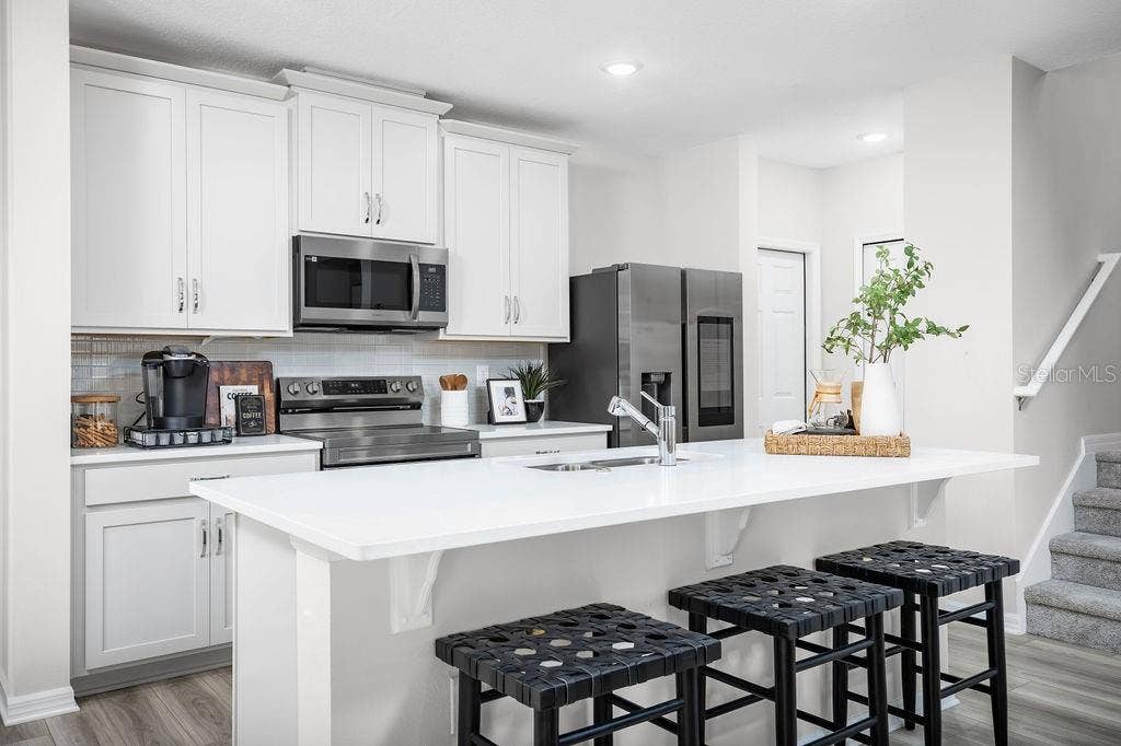 327 THOMPSON VILLAGE AVENUE, Apopka, FL 32703 Kitchen