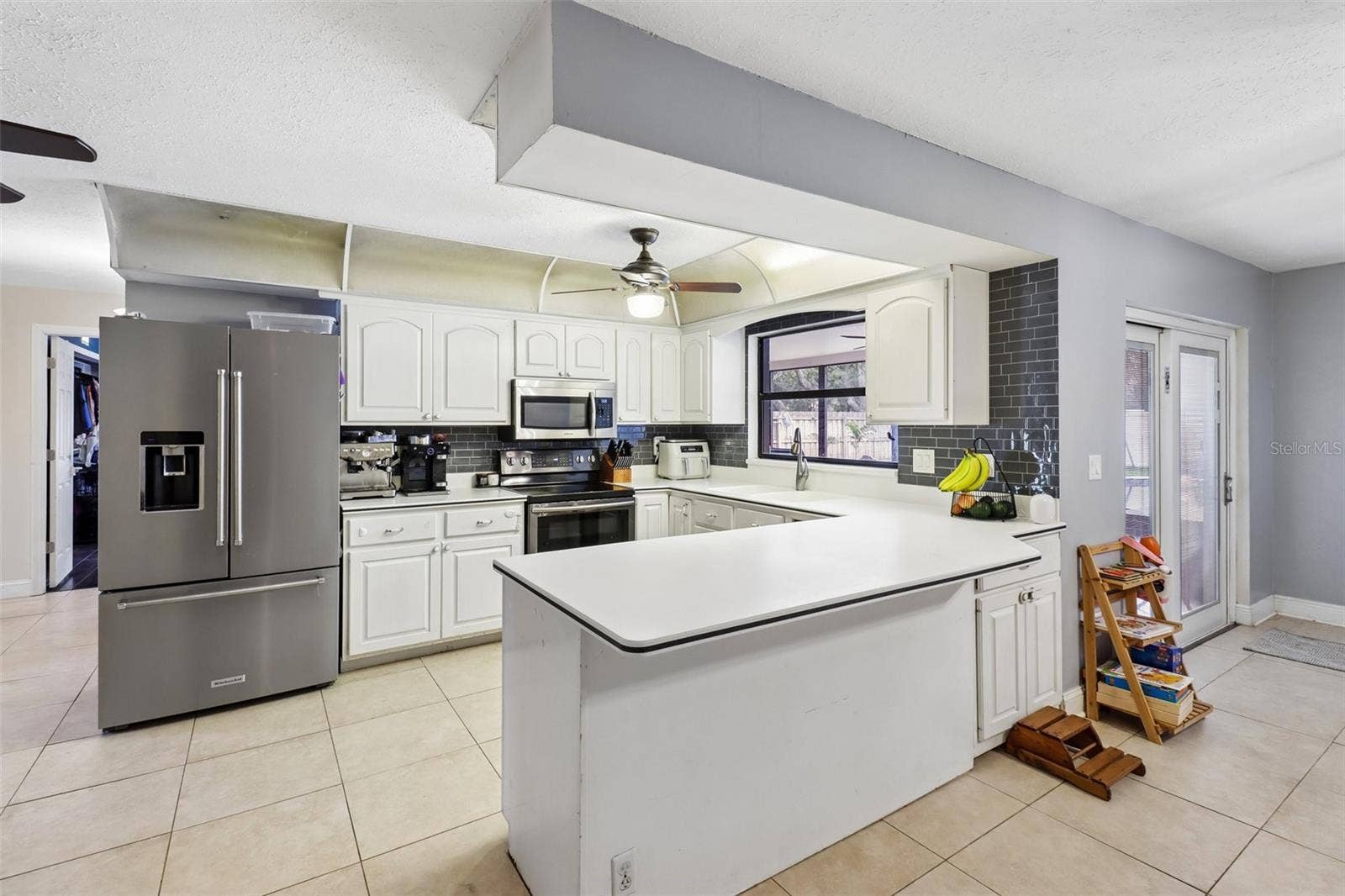 206 HARROGATE PLACE, Longwood, FL 32779 Kitchen is open to the family room and cozy breakfast nook.