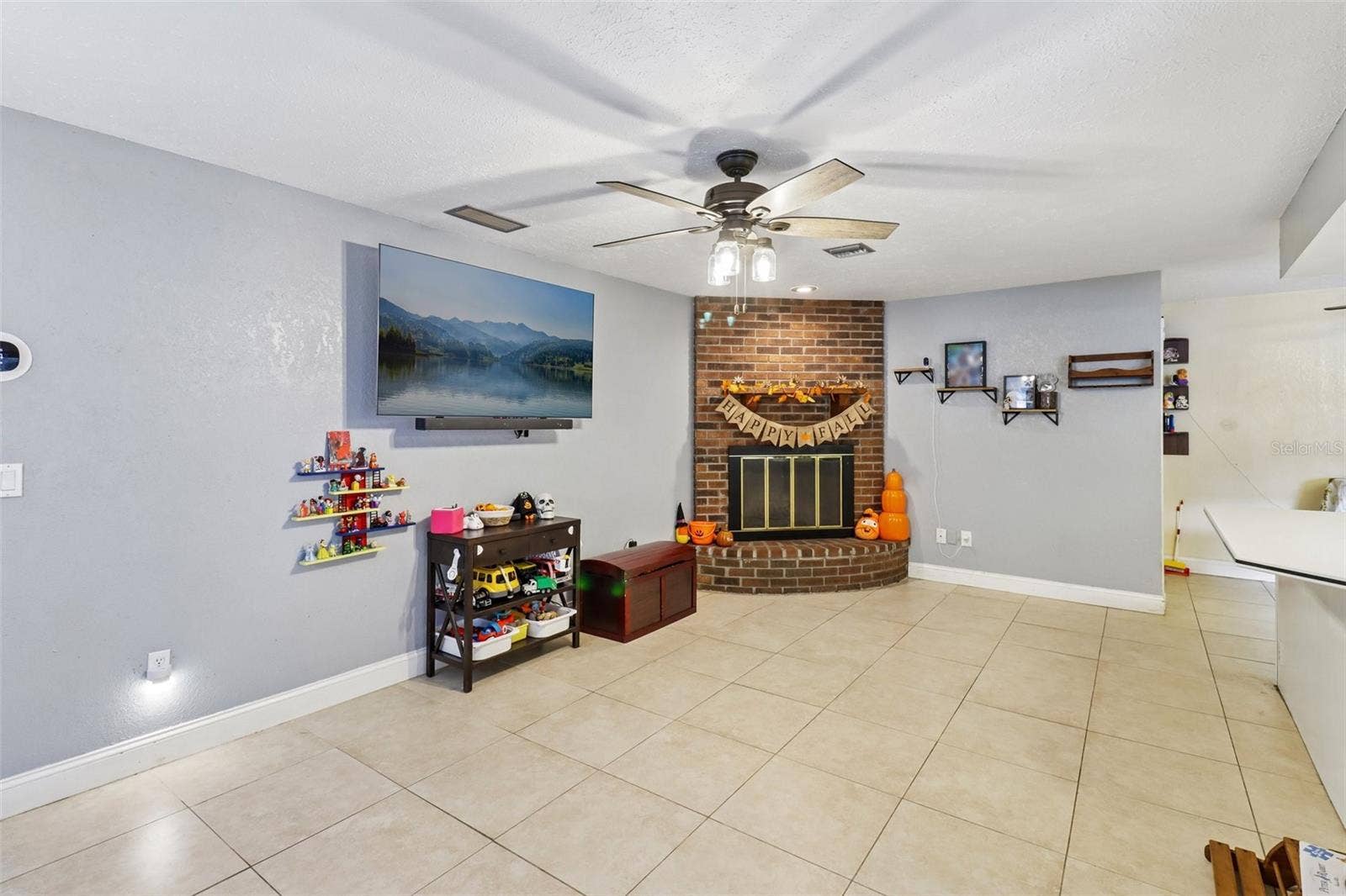 206 HARROGATE PLACE, Longwood, FL 32779 Family room is open to the kitchen.
