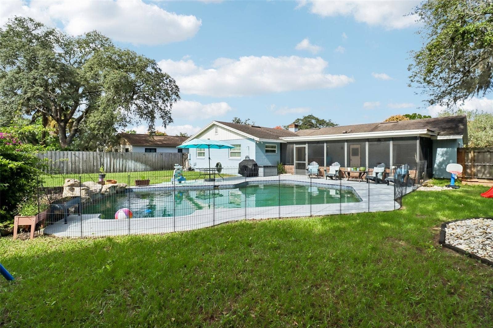 206 HARROGATE PLACE, Longwood, FL 32779 The ultimate in indoor/outdoor living and entertaining on large .27 acre corner lot.