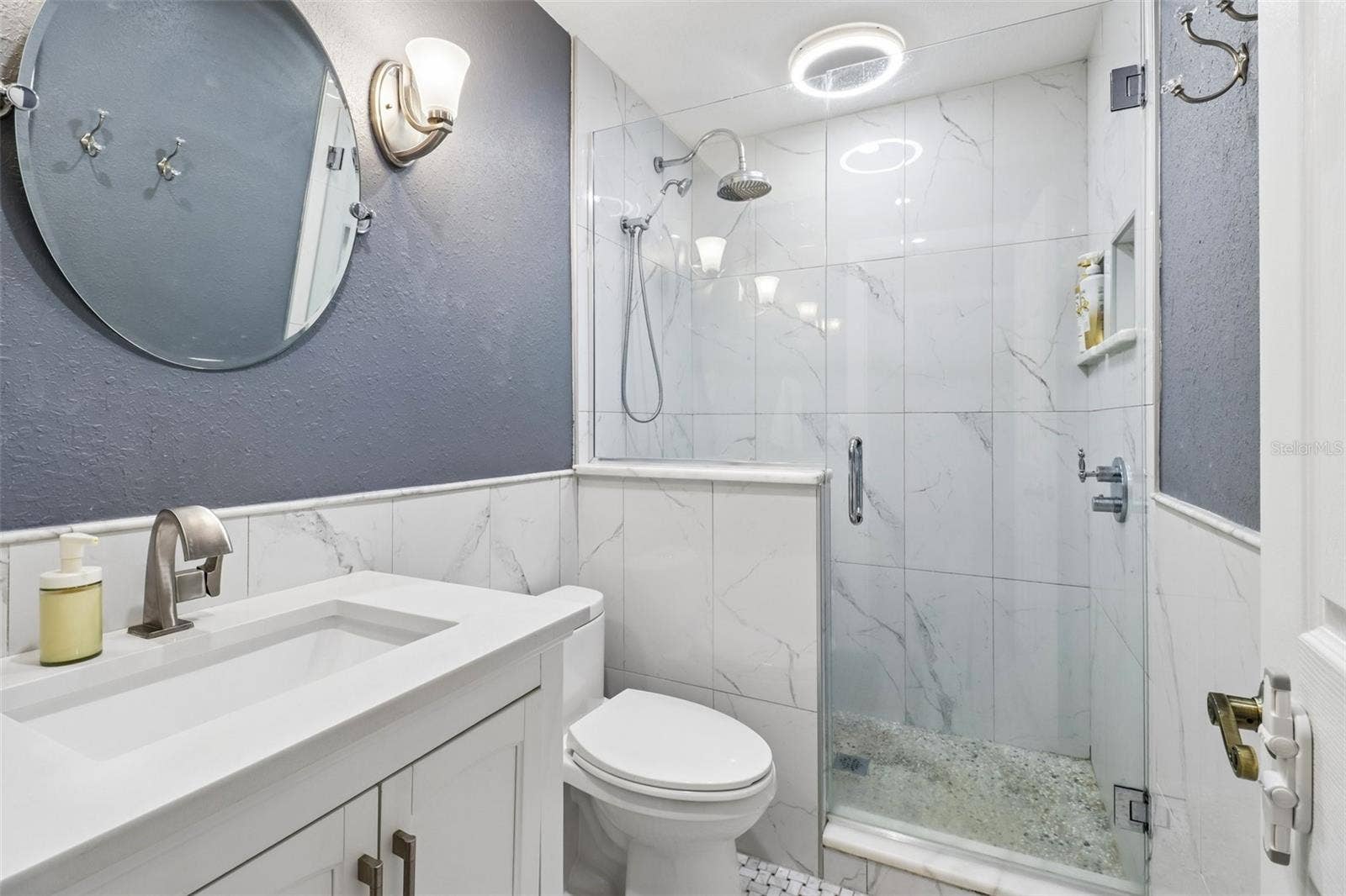 206 HARROGATE PLACE, Longwood, FL 32779 Updated full guest bath.
