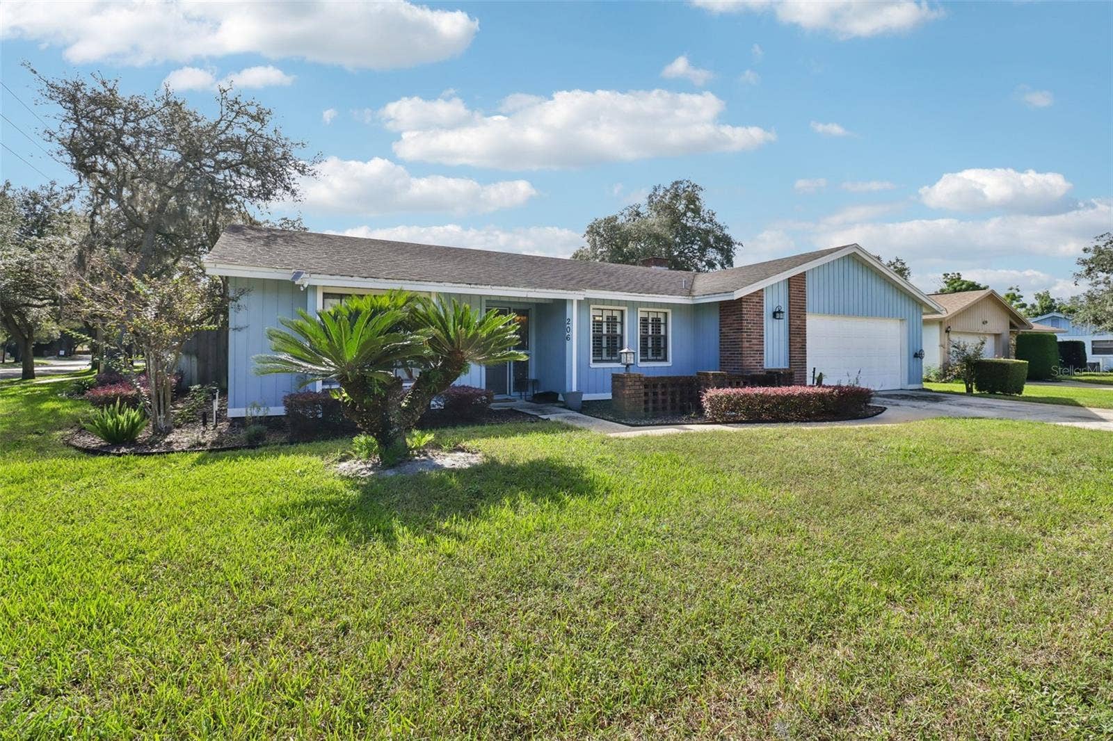 206 HARROGATE PLACE, Longwood, FL 32779 Welcome to Wekiva Hills, an established Longwood community known for its mature trees, neighborhood amenities, and convenient location!
