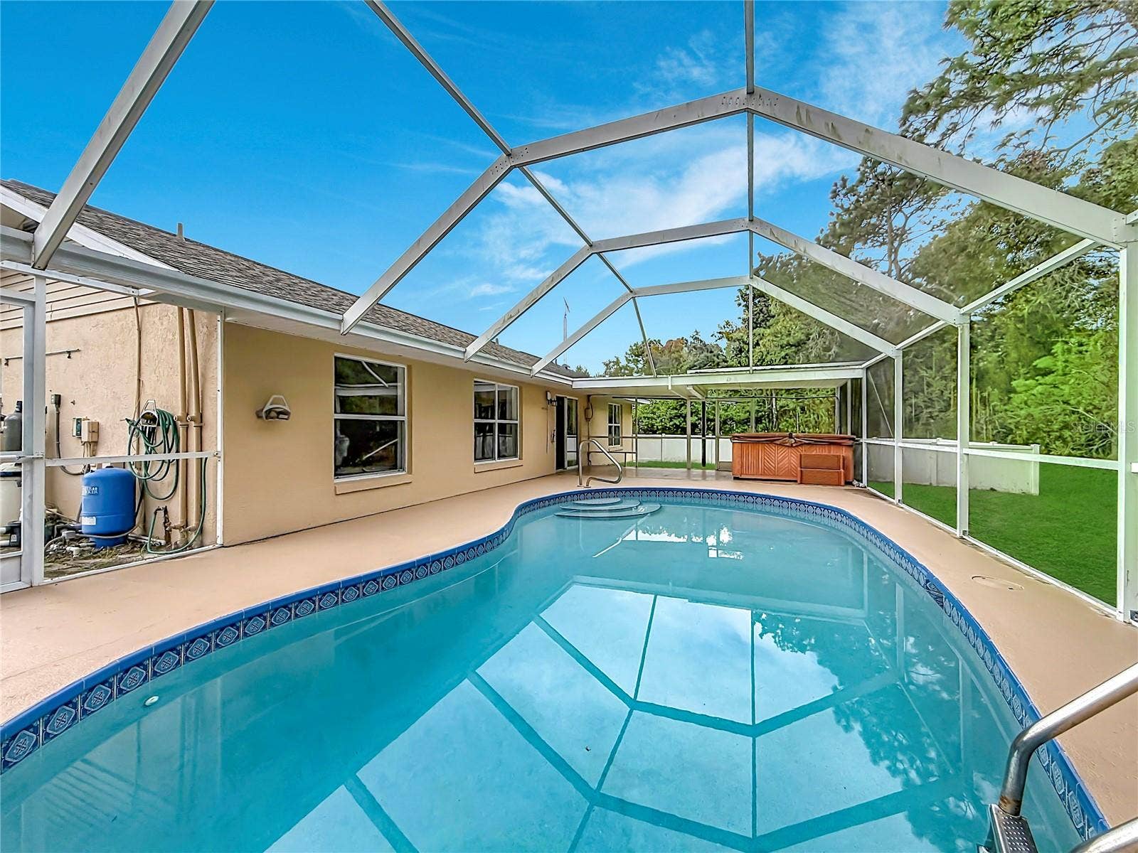 11 CARNATION COURT E, Homosassa, FL 34446 Blue skies and poolside afternoons await.
