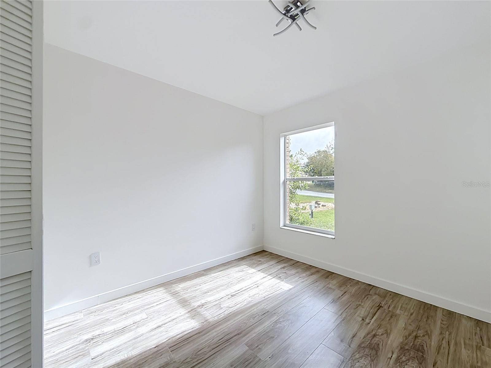 11 CARNATION COURT E, Homosassa, FL 34446 A sunlit space for rest, hobbies, or a home office.