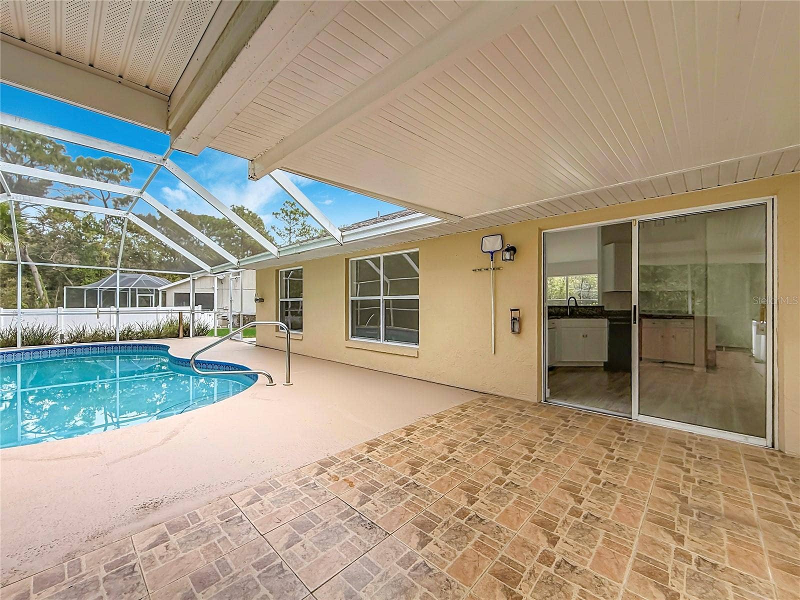11 CARNATION COURT E, Homosassa, FL 34446 Dine in the shade just steps from the water.