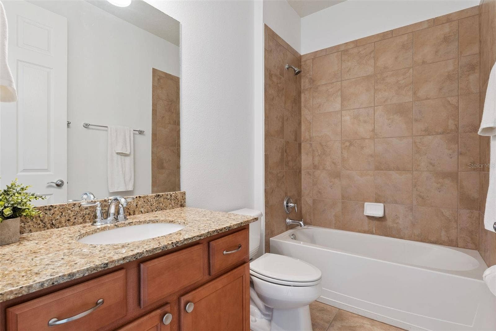 11824 PADUA LANE, Orlando, FL 32827 Full Bath 2