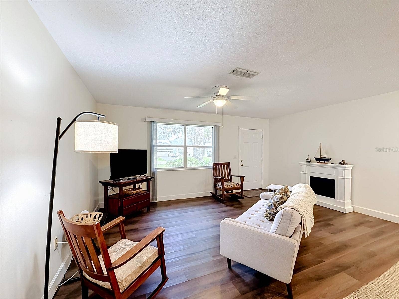 1038 SCOTCH PINE COURT, Leesburg, FL 34788 Living Room