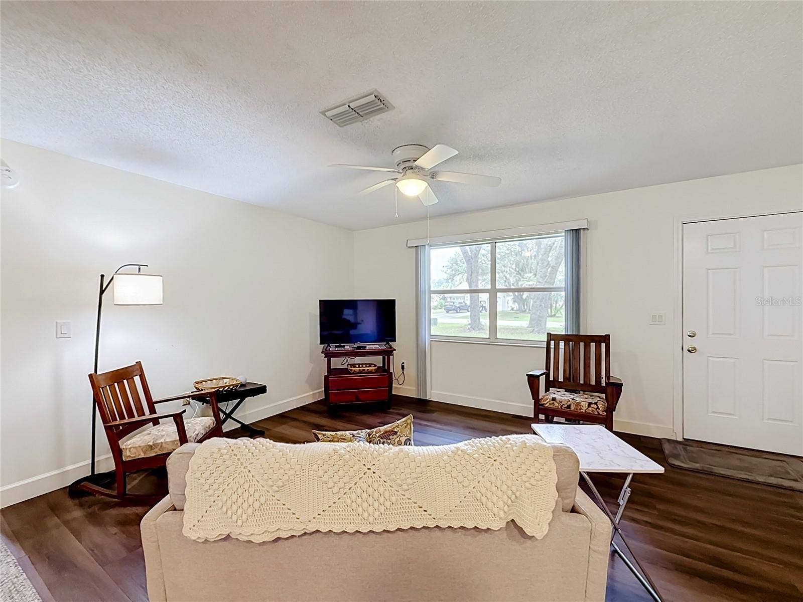 1038 SCOTCH PINE COURT, Leesburg, FL 34788 Living Room