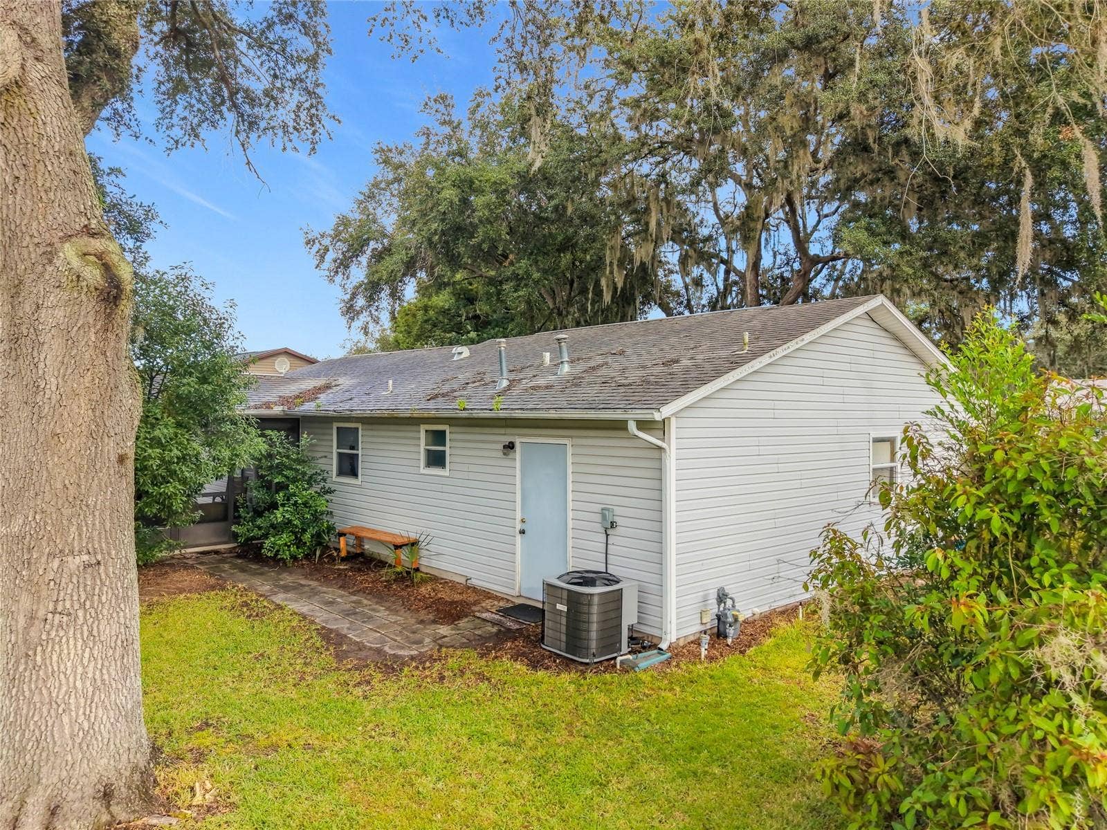 1038 SCOTCH PINE COURT, Leesburg, FL 34788 Back of Home