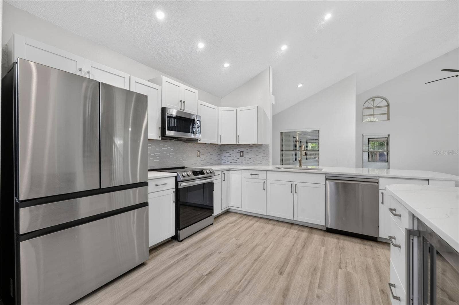 3828 GUILDFORD COURT, Orlando, FL 32817 3828 GUILDFORD COURT, Orlando, FL 32817