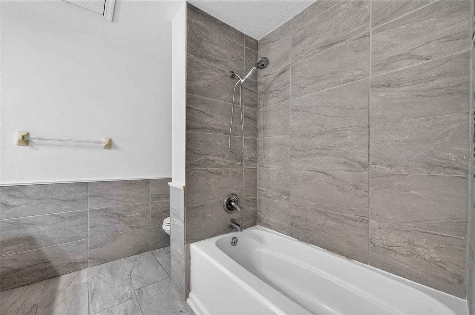3828 GUILDFORD COURT, Orlando, FL 32817 3828 GUILDFORD COURT, Orlando, FL 32817