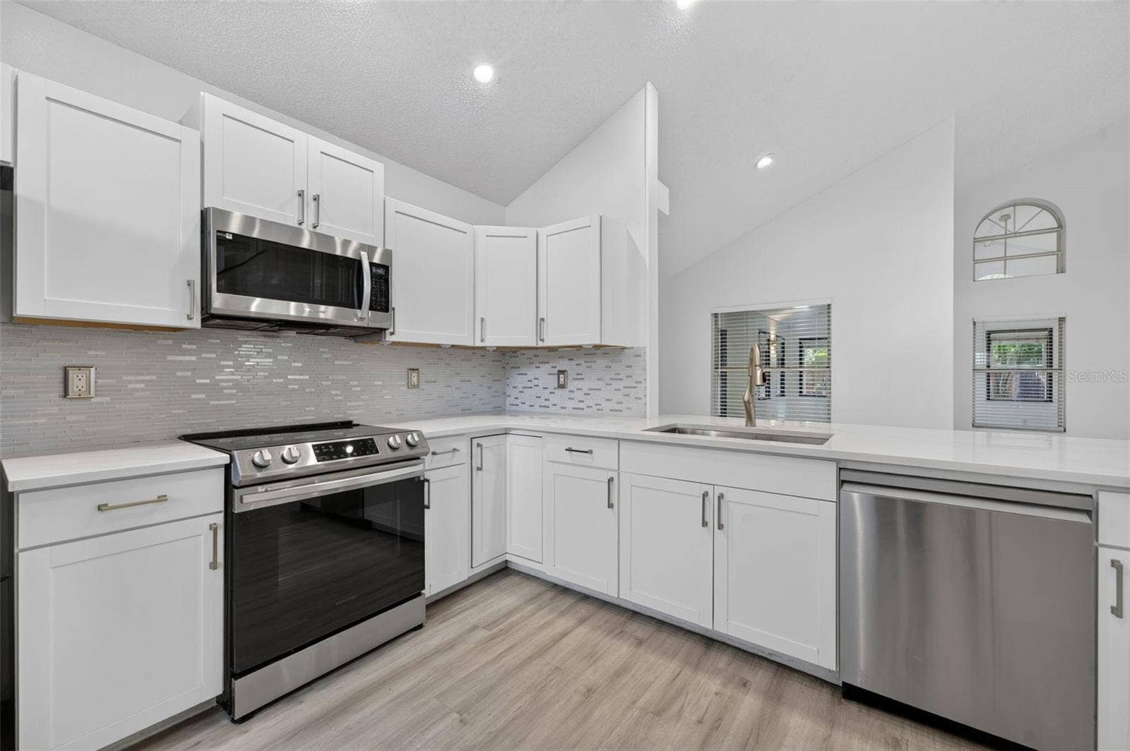 3828 GUILDFORD COURT, Orlando, FL 32817 3828 GUILDFORD COURT, Orlando, FL 32817