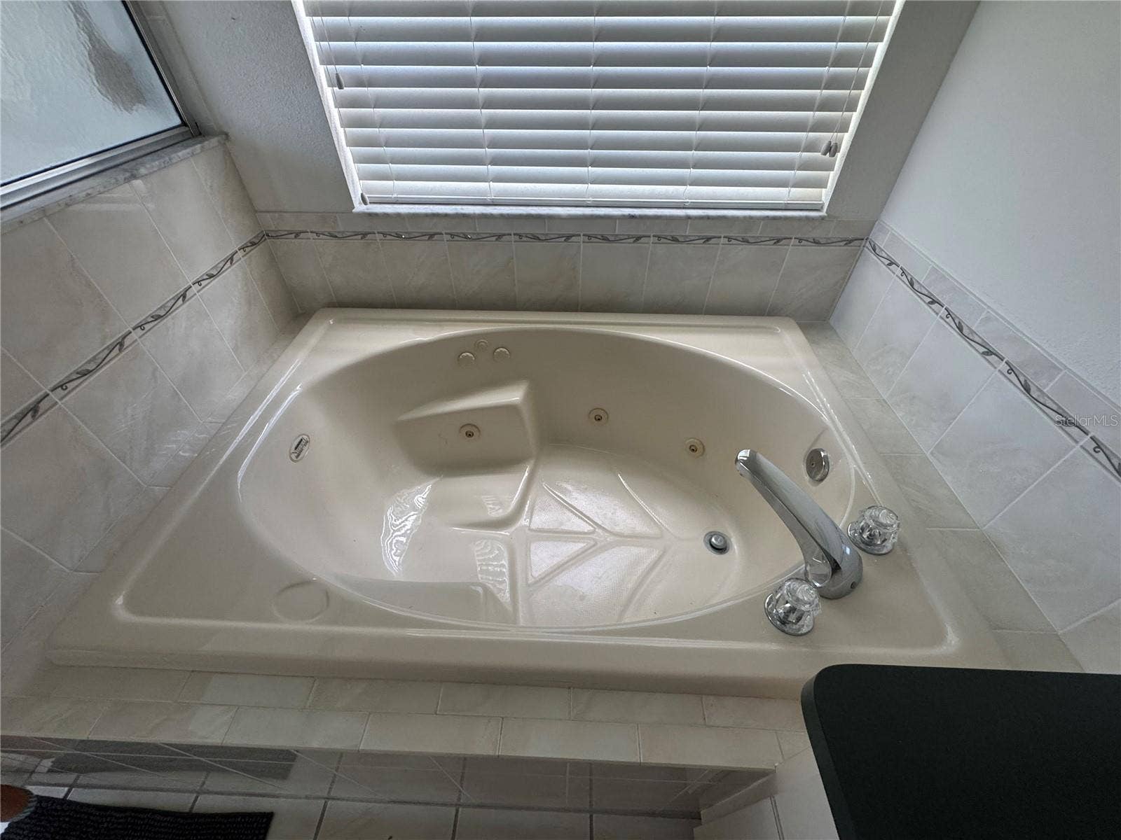 6104 W WAYWARD WIND LOOP, Homosassa, FL 34448 Tub in Primary Bathroom