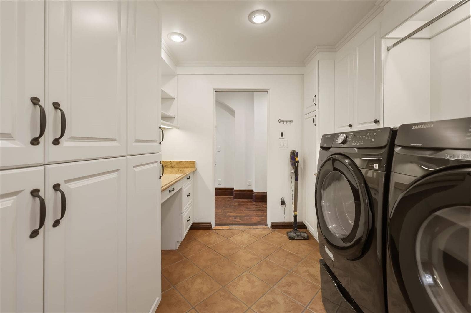 541 VIRGINIA DRIVE, Winter Park, FL 32789 Laundry room