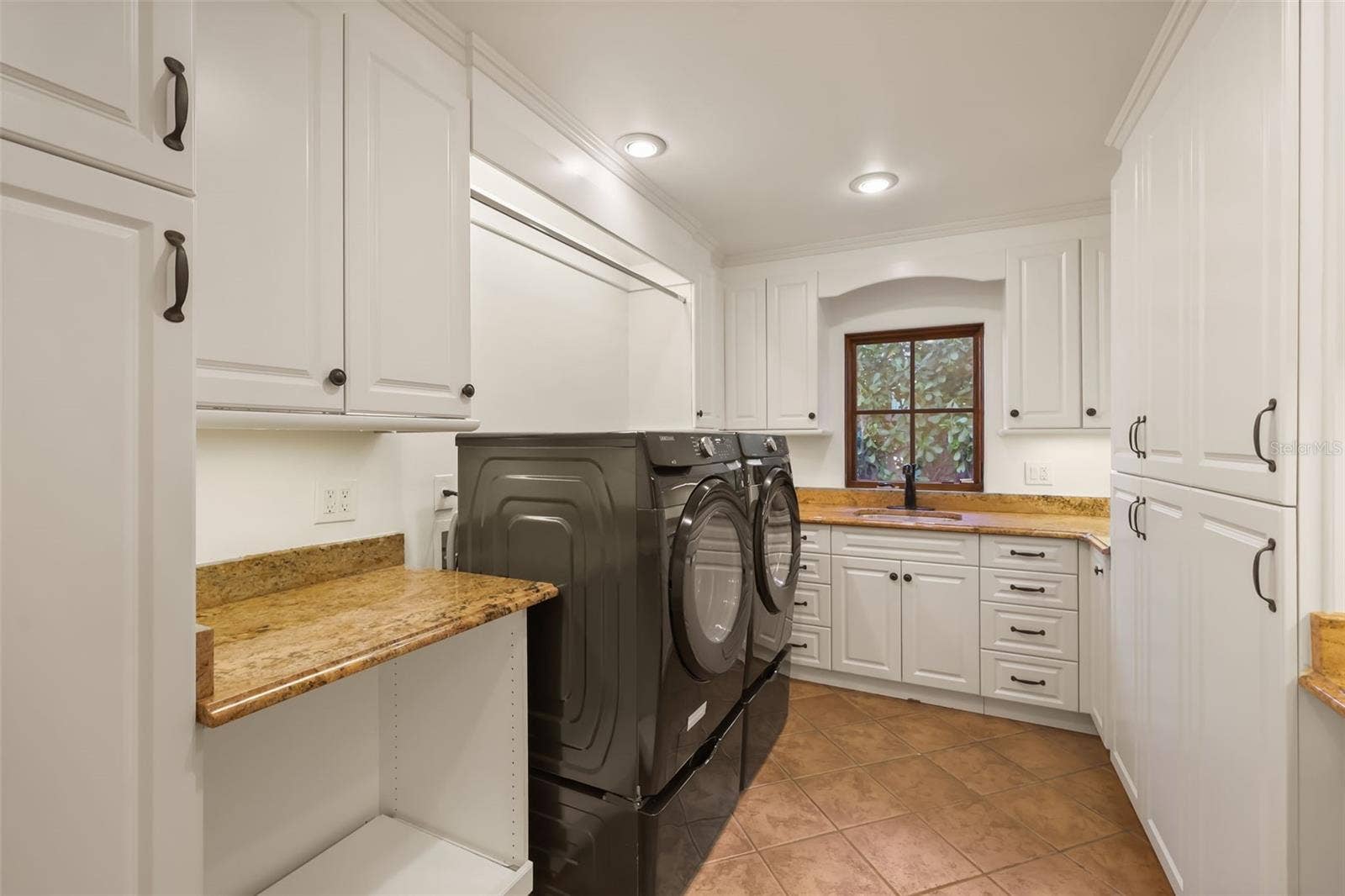 541 VIRGINIA DRIVE, Winter Park, FL 32789 Laundry room