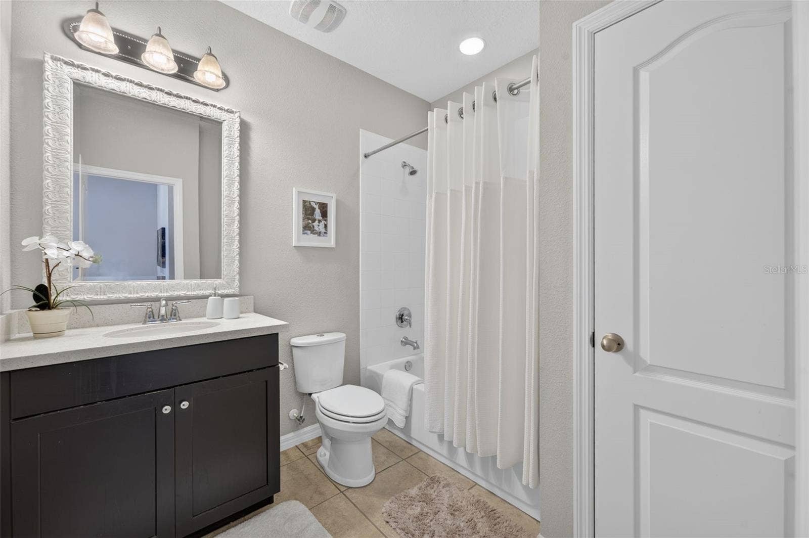 716 GRADO POINT, Oviedo, FL 32765 Full bathroom is adjacent to secondary bedroom on the top floor and features a tub/shower combination