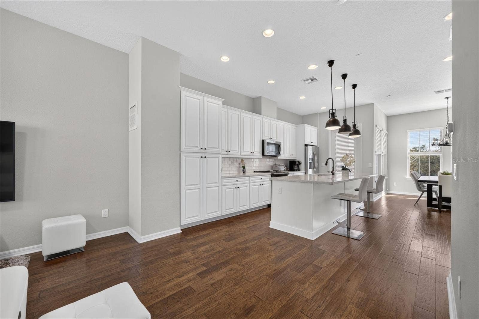 716 GRADO POINT, Oviedo, FL 32765 Volume Ceilings and natural light abound!